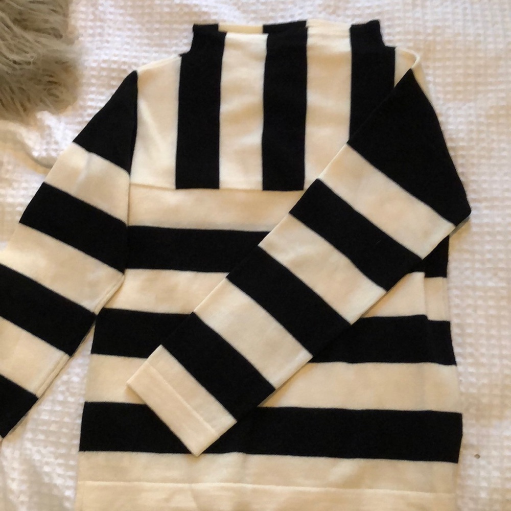 black and white sweater!!